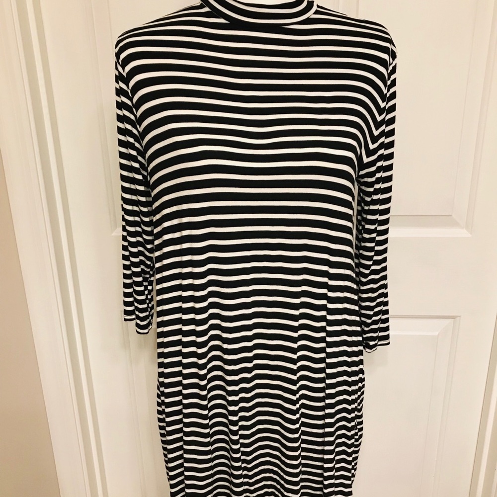 Fantastic Fawn black white striped dress        42
